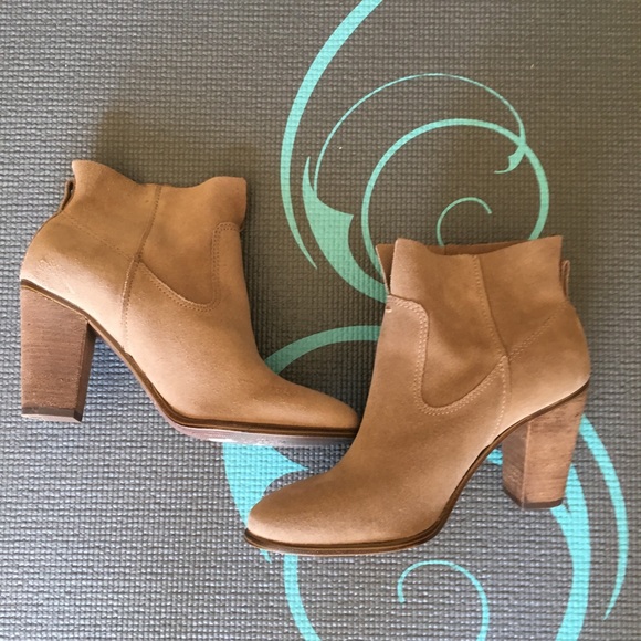 Vince Camuto Feina Suede Booties in 8M - Picture 3 of 6